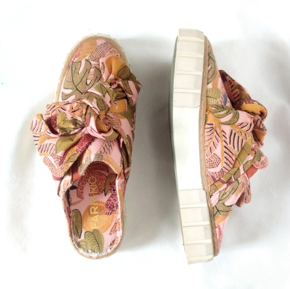FARM Rio Shoes - FARM Rio summer platform bow mule sneakers NWOT 9